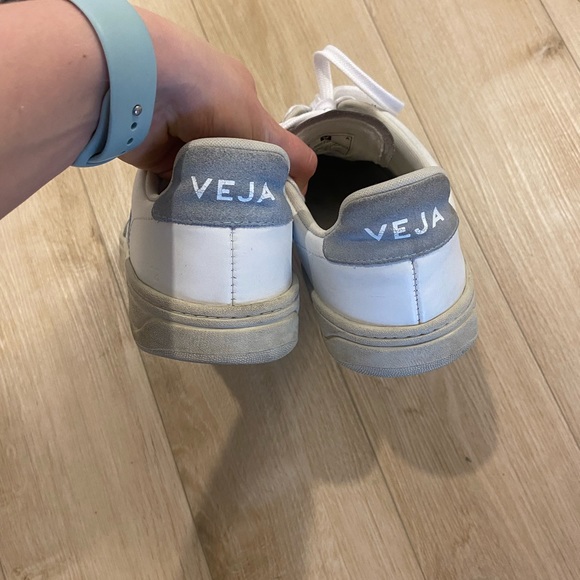Veja V-10 Women’s Sneakers - EU 41/US 10 - Picture 2 of 4